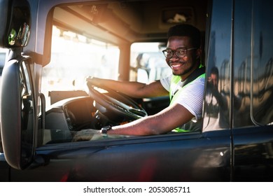 Junge gut aussehende Afroamerikaner, die im Schleppdienst arbeiten und seinen LKW fahren.