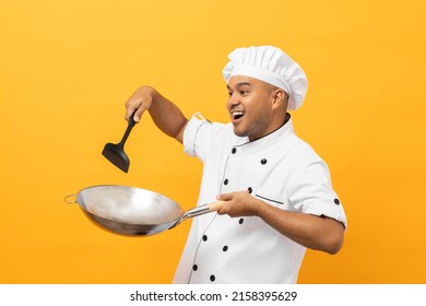 Joven y apuesto chef asiático con uniforme y utensilios de plancha y sartén cocinados en la cocina varios gestos con fondo amarillo. Hombres indios Ocupación chef restaurante y hotel.