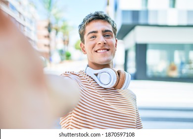 Selfie Earphone Images Stock Photos Vectors Shutterstock