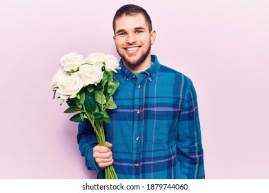 若く美しい頭に魅力を感じ 花を持つカジュアルな男性 の写真素材 今すぐ編集 Shutterstock