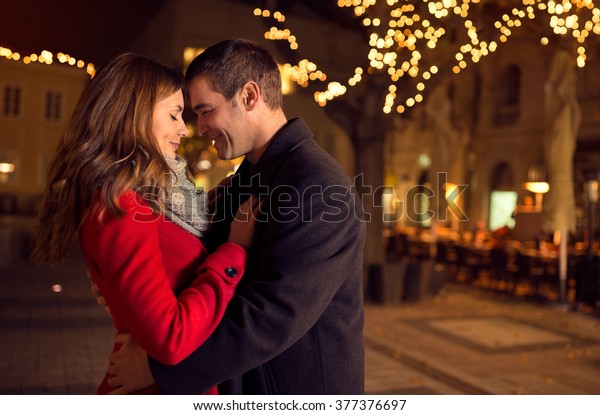 野外で抱き合ったりキスをしたりする若い幸せな魅力的な恋愛カップル の写真素材 今すぐ編集
