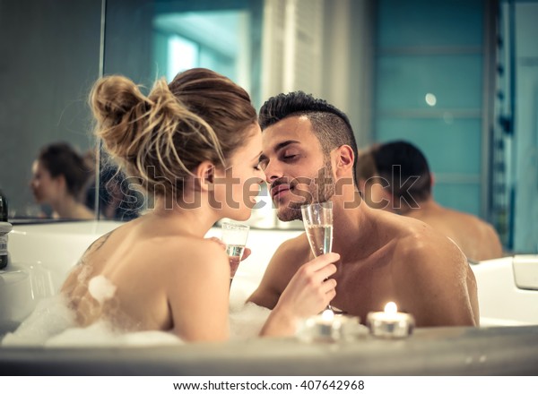 ジャグジーでお風呂を楽しむ若い幸せな夫婦 ジャグジープールでキスする恋人たち の写真素材 今すぐ編集
