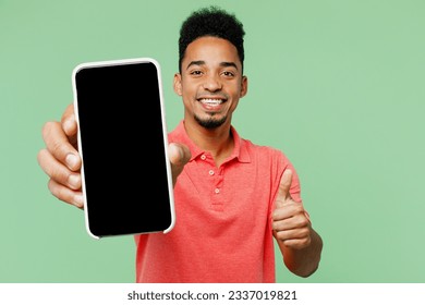 Joven hombre feliz etnia