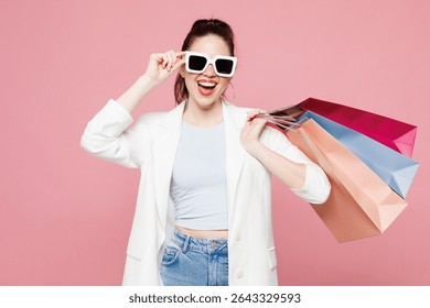 La mujer sonriente feliz
