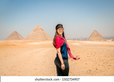 Joven viajero feliz frente a las Grandes Pirámides de Giza. Valle de los Reyes, El Cairo, Egipto.