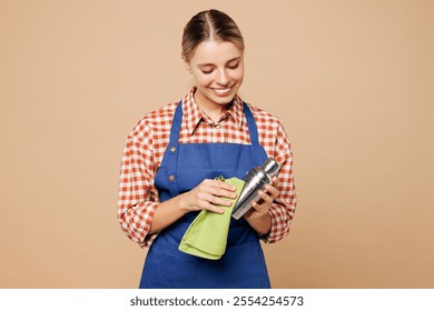 Joven mujer feliz barista