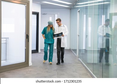 Junge medizinische Fachärzte, die den Schädel des Patienten in Röntgenaufnahme sehen
