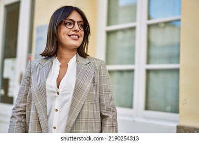 Young Hispanic Businesswoman Smiling Happy Standing At The City.