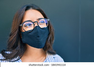 Young Hispanic Businesswoman Wearing Coronavirus Protection Mask At The City