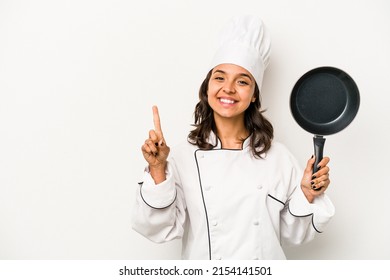 Joven chef hispánica aislada de fondo blanco mostrando el número uno con el dedo.