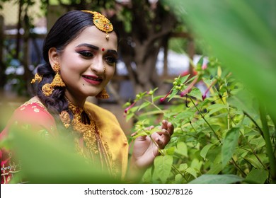 Young Indian Bride Traditional Wedding Dress Stock Photo 1500278132 ...