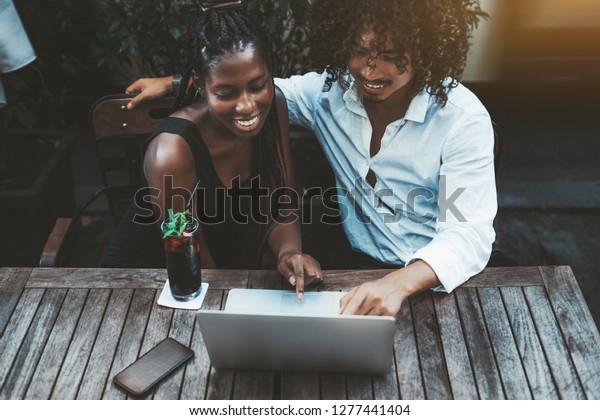 Young Interracial Couple Black Girl Braided Stockfoto Jetzt