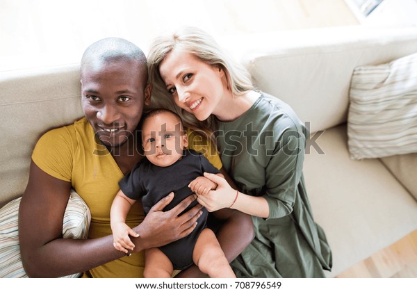 Young Interracial Family Little Baby Son Stockfoto Jetzt