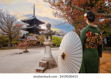 Joven japonesa con un tradicional vestido de kimono en el templo Shinnyodo en Kioto, Japón
