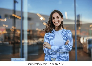 Young latin woman in casual clothing in the street looking at camera, during early morning. Portrait of healthy girl enjoying during sunset. Mindful multiethnic woman enjoy 