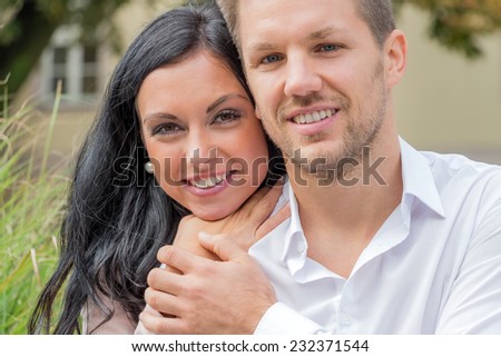 a young, laughed liebtes couple in a park