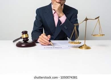 Young Lawyers Are Studying Contract Documents. To Provide Legal Advice On Criminal Allegations. To Help Customers Get The Doubt.