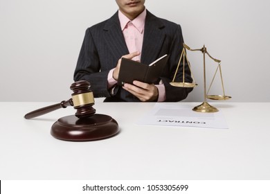 Young Lawyers Are Studying Contract Documents. To Provide Legal Advice On Criminal Allegations. To Help Customers Get The Doubt.