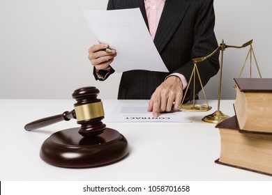 Young Lawyers Are Studying Contract Documents. To Provide Legal Advice On Criminal Allegations. To Help Customers Get The Doubt.