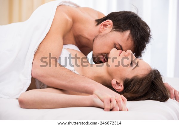 Young Love Couple Bed Romantic Scene Stockfoto Jetzt