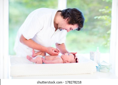 Papas Banando Su Bebe Recien Nacido Imagenes Fotos De Stock Y Vectores Shutterstock