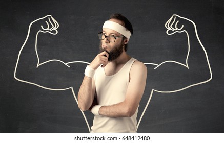 Ein junger Mann mit Bart und Brille, der vor grauem Hintergrund posiert und über das Anheben des Gewichts mit großen Muskeln nachdenkt, illustriert durch ein weißes Zeichnungskonzept.