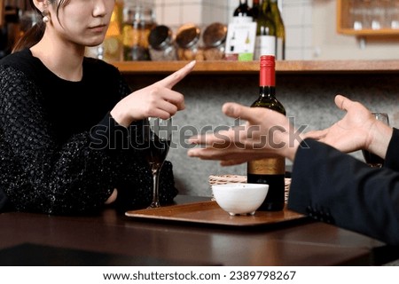 A young male and female couple (couple) who fights at a restaurant (restaurant)