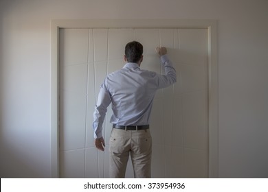 1,824 Man knocking at door Images, Stock Photos & Vectors | Shutterstock