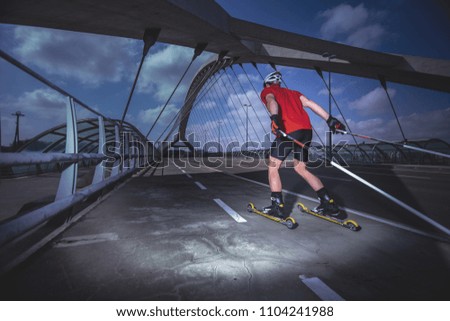 Foto Bild Ein junger Mann beim Langlaufen mit Rollschuhen