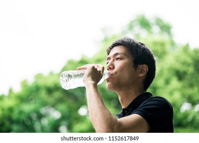 ペットボトル 飲む 人 の画像 写真素材 ベクター画像 Shutterstock