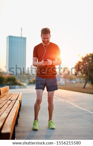 Similar – Foto Bild kaukasischer Mann, der in der Natur im Freien mobil telefoniert. sonniger Tag