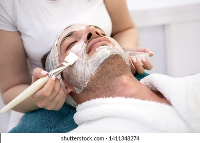 Young  Man Getting A Facemask At The Spa - Beauty Treatment Concepts