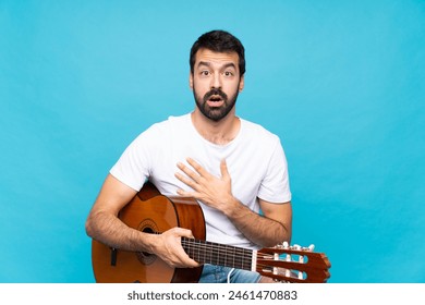 Joven con guitarra sobre