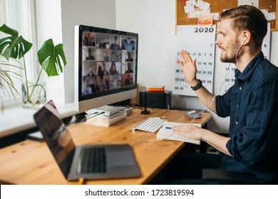 Junger Mann mit Videokonferenzanruf per Computer. Fernverwaltung virtueller Teamanrufe Bleiben Sie zu Hause und arbeiten Sie von zu Hause aus während der Coronavirus-Pandemie. PC-Schreibtisch für Heimbüros.