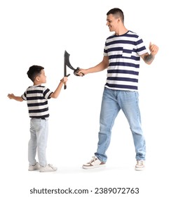 Joven y su hijo pequeño jugando con espadas de juguete sobre fondo blanco