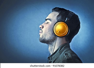 Фото человек слушающий музыку