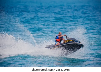 Молодой человек на водных лыжах, тропический океан, концепция отдыха