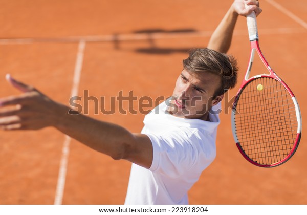 Joven Jugando Al Tenis