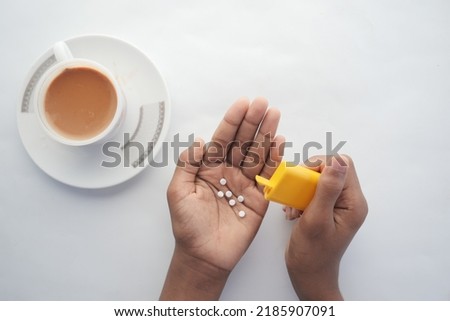 young man putting artificial sweetener in tea,