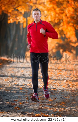 Similar – Blick auf den älteren Mann, der durch den Park joggt.