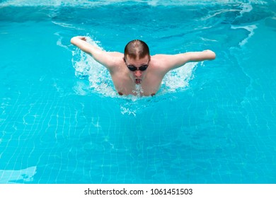 The young man swims sports style