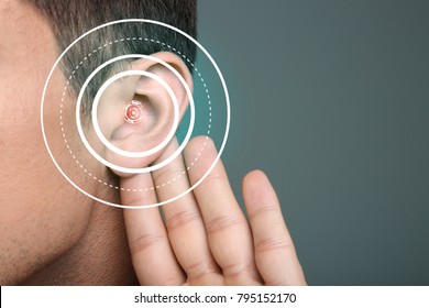 Jeune homme avec symptôme de perte auditive sur fond flou