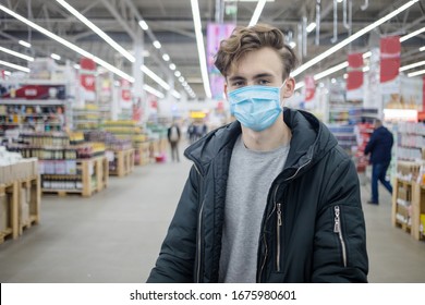 Junge Menschen, die bei Ausbruch der Coronavirus-Pneumonie Einwegmasken im Supermarkt einkaufen. Schutz und Vorbeugung von Maßnahmen während der Epidemiezeit. Covid-19 Person