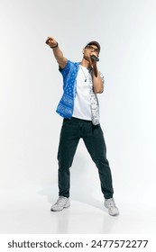 Joven con camisa vibrante