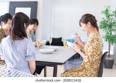 Junge Männer und Frauen, die zusammen zu Abend essen