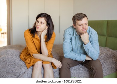 Two Women Talking Together While Sitting Foto stock 1082535359 ...