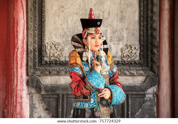 13世紀の伝統衣装を着た若いモンゴル人の女性がお寺に住んでいます ウランバートル モンゴル の写真素材 今すぐ編集