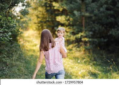 Junge Mutter mit ihrem bezaubernden kleinen Baby im Wald