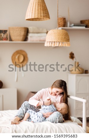 Similar – glückliche Mutter und Baby, die zu Hause im Schlafzimmer spielen.