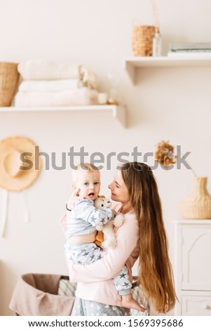 Similar – glückliche Mutter und Baby, die zu Hause im Schlafzimmer spielen.